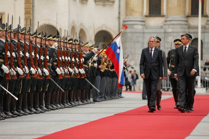 Uradni sprejem z vojakimi astmi za zveznega predsednika Republike Avstrije dr. Alexandra Van der Bellena na Kongresnem trgu v Ljubljani